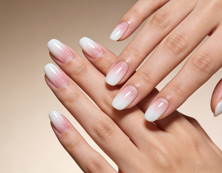 Blanc laiteux, milky nails et ongles nacrés : la tendance clean qui va avec tout